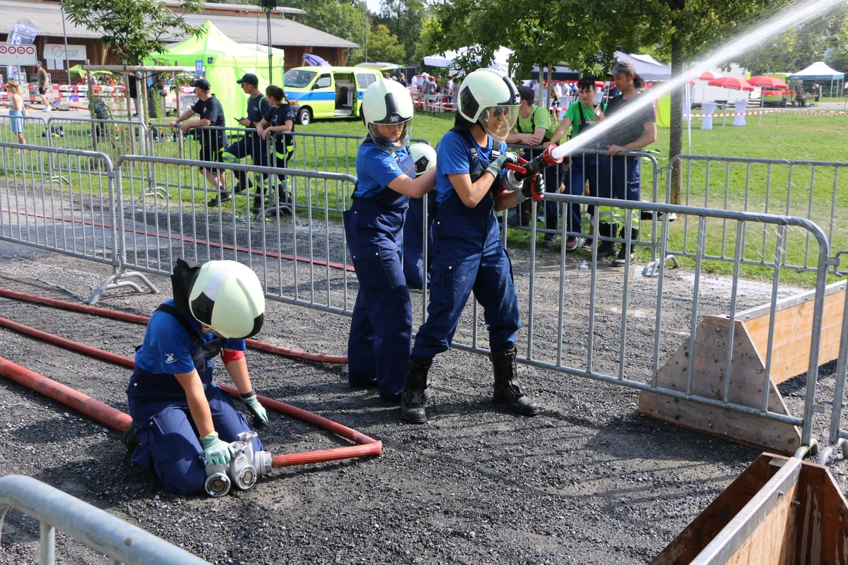 Jugendfeuerwehrler bauen Löschwasserleitung
